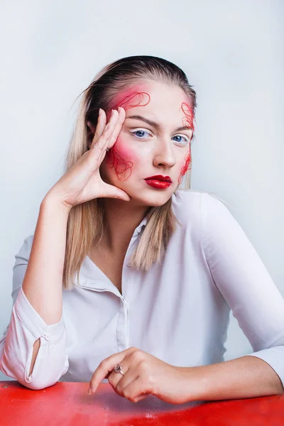 Güzellik, kozmetik ve makyaj. Sihirli gözler parlak yaratıcı makyaj ile bakmak. Güzel kadın makro çekim glitter ile mükemmel sanat makyaj yüz. Closeup. Vücut sanatı