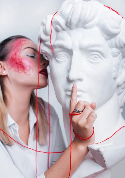 Güzellik, kozmetik ve makyaj. Sihirli gözler parlak yaratıcı makyaj ile bakmak. Güzel kadın makro çekim glitter ile mükemmel sanat makyaj yüz. Closeup. Vücut sanatı