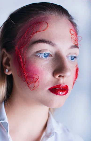 Güzellik, kozmetik ve makyaj. Sihirli gözler parlak yaratıcı makyaj ile bakmak. Güzel kadın makro çekim glitter ile mükemmel sanat makyaj yüz. Closeup. Vücut sanatı