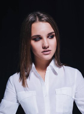 Güzellik seksi model kadın portre , siyah arka plan izole. Stüdyoda poz trendy aksesuarları ile güzel genç esmer kız