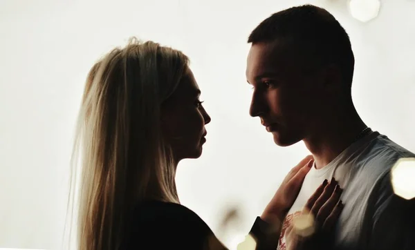 Romantik çift, Noel arifesini birlikte geçirdikleri için mutlu olurlar. Kadın ve erkek, mükemmel ilişkilerden zevk alır ve kış tatillerini sıcak bir evde geçirirler.