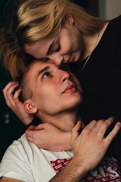 Romantik çift, Noel arifesini birlikte geçirdikleri için mutlu olurlar. Kadın ve erkek, mükemmel ilişkilerden zevk alır ve kış tatillerini sıcak bir evde geçirirler.