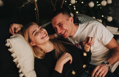 Romantik çift, Noel arifesini birlikte geçirdikleri için mutlu olurlar. Kadın ve erkek, mükemmel ilişkilerden zevk alır ve kış tatillerini sıcak bir evde geçirirler.