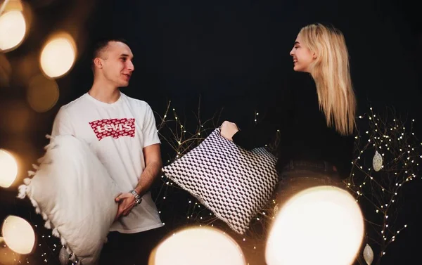 Romantik çift, Noel arifesini birlikte geçirdikleri için mutlu olurlar. Kadın ve erkek, mükemmel ilişkilerden zevk alır ve kış tatillerini sıcak bir evde geçirirler.