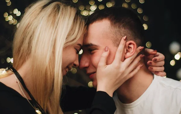 Romantik çift, Noel arifesini birlikte geçirdikleri için mutlu olurlar. Kadın ve erkek, mükemmel ilişkilerden zevk alır ve kış tatillerini sıcak bir evde geçirirler.