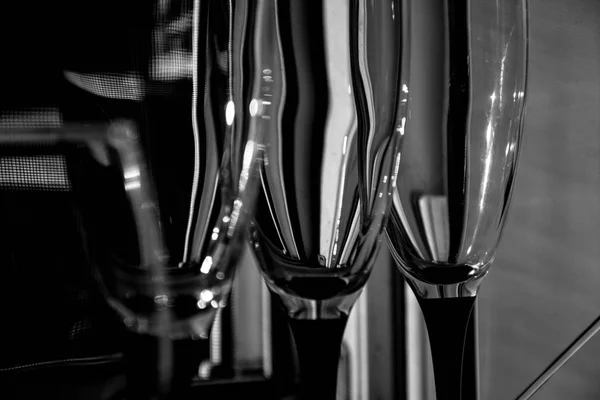 Vitrinde boş şarap kadehleri, siyah beyaz fotoğrafçılık.