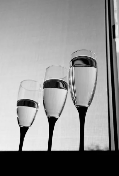Vitrinde boş şarap kadehleri, siyah beyaz fotoğrafçılık.