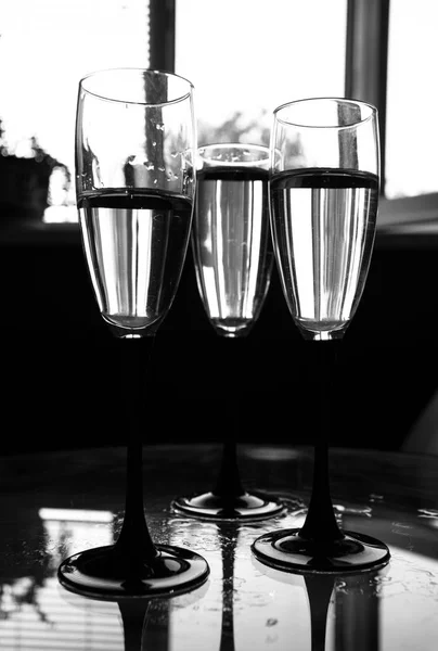Vitrinde boş şarap kadehleri, siyah beyaz fotoğrafçılık.