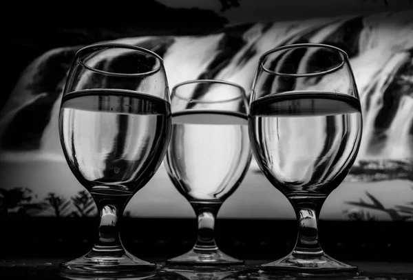 Vitrinde boş şarap kadehleri, siyah beyaz fotoğrafçılık.