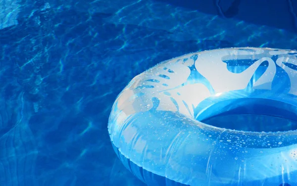 Mavi havuzu float, ferahlatıcı bir mavi yüzme havuzunda yüzen yüzük