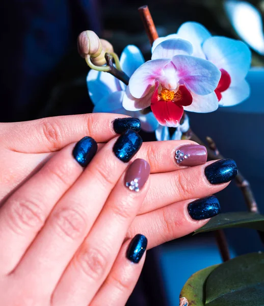 El sanat lekeli zemin üzerine çivi.