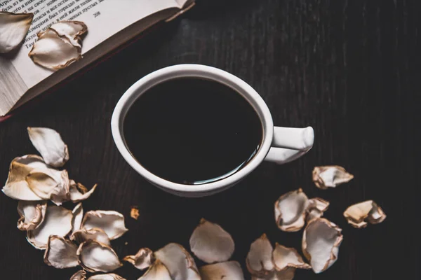 Zwei Tassen Espresso auf rustikalem Holztisch. Symbolbild. Kaffee und Kaffeebohnen. rustikaler Holzhintergrund. Nahaufnahme. — Stockfoto