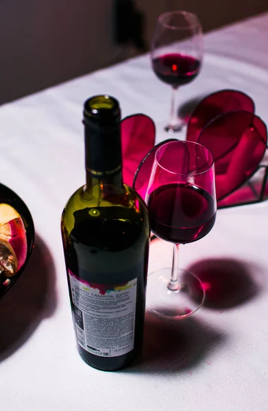 Vitrinde boş şarap kadehleri, siyah beyaz fotoğrafçılık.