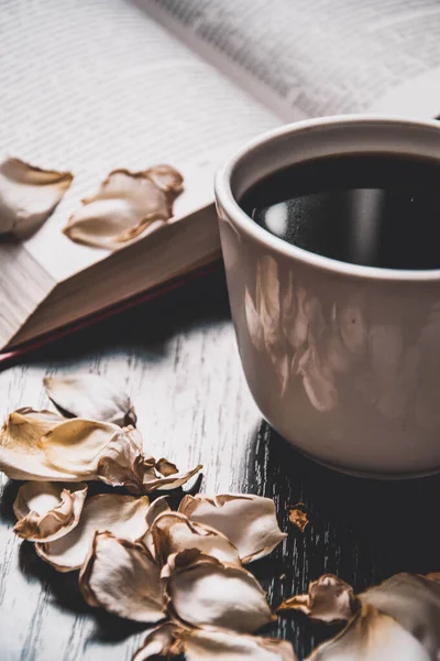 Kırsal ahşap masada iki fincan espresso. Sembolik görüntü. Kahve ve kahve çekirdekleri. Kırsal ahşap arka plan. Kapat..