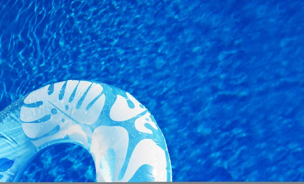 Mavi havuzu float, ferahlatıcı bir mavi yüzme havuzunda yüzen yüzük