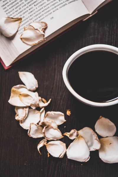 Kırsal ahşap masada iki fincan espresso. Sembolik görüntü. Kahve ve kahve çekirdekleri. Kırsal ahşap arka plan. Kapat..