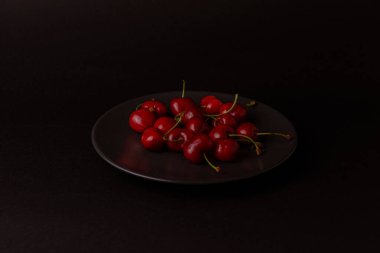 Siyah tabakta taze kirazlar 