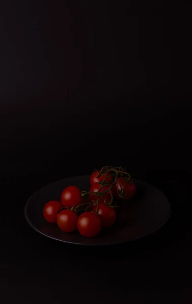 Tomates Cereja Fundo Preto — Fotografia de Stock