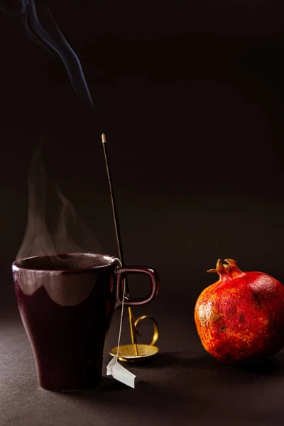 Натюрморт Чашкой Чая Натуральным Гранатом Черном Фоне — стоковое фото