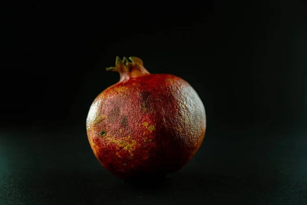 Frischer Roter Granatapfel Auf Schwarzem Hintergrund — Stockfoto
