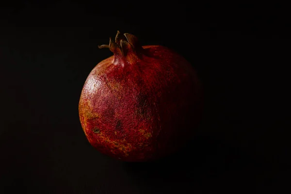 Granada Roja Fresca Sobre Fondo Negro —  Fotos de Stock