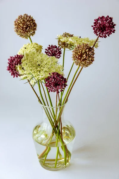 Boeket Van Natuurlijke Bloemen Helder Glazen Vaas — Stockfoto