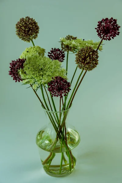 Boeket Van Natuurlijke Bloemen Helder Glazen Vaas — Stockfoto