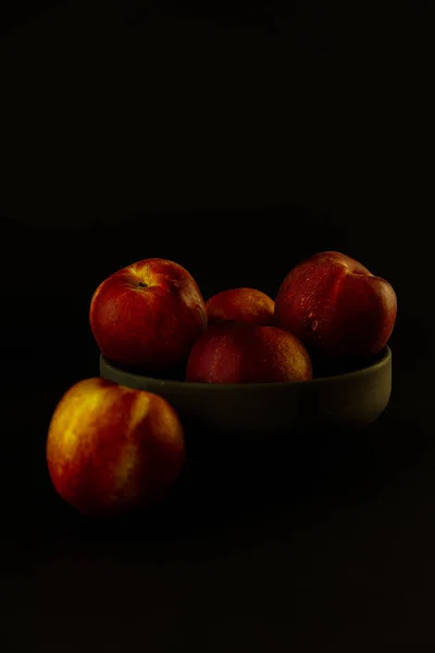 陶瓷碗 有新鲜 芬芳和天然的桃子 — 图库照片