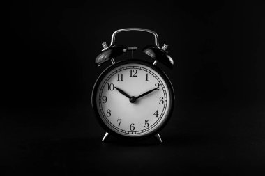 Geleneksel düşük tuşlu alarm saati