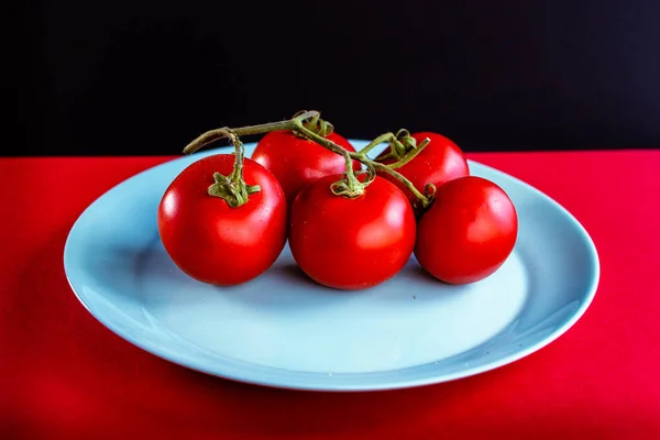 Ainda Vida Com Cachos Tomates Frescos Placa Colorida Fundo Preto — Fotografia de Stock