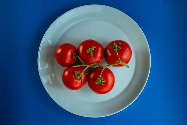 Ainda Vida Com Cachos Tomates Frescos Placa Colorida Fundo Preto — Fotografia de Stock