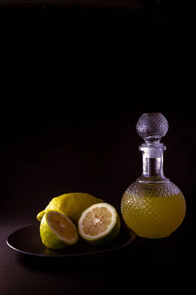 Limoncello Παραδοσιακό Ιταλικό Λικέρ Λεμονιού Μπουκάλι Ποτήρι Και Φρέσκο Λεμόνι — Φωτογραφία Αρχείου