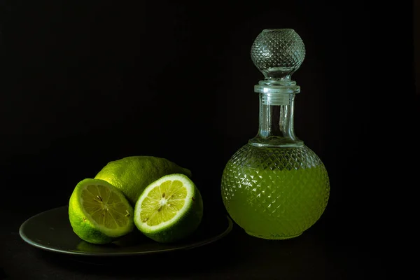Licor Limón Italiano Tradicional Limoncello Con Botella Vidrio Mitades Limón —  Fotos de Stock