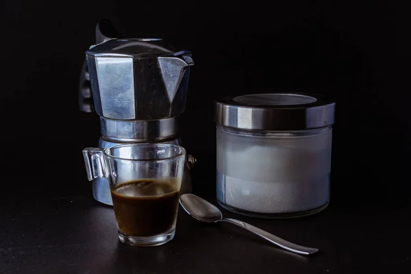 Tasse Kaffee Mit Mokka Traditionelle Italienische Kaffeemaschine Und Zuckerdose — Stockfoto