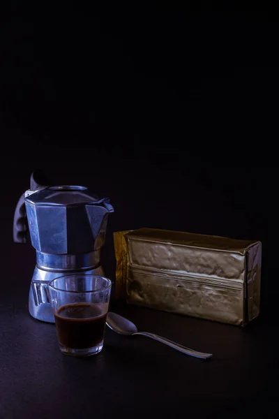 Tasse Kaffee Mit Mokka Traditionelle Italienische Kaffeekanne Und Gemahlenen Kaffee — Stockfoto
