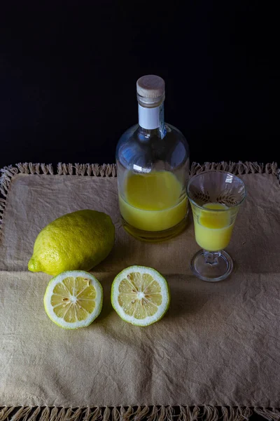 Limoncello Traditionell Italiensk Citronlikör Med Flaska Glas Och Färska Citronhalvor — Stockfoto