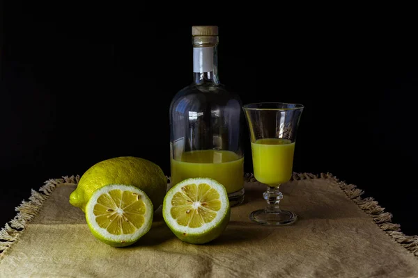 Limoncello Tradycyjny Włoski Likier Cytrynowy Butelką Szkło Świeże Połówki Cytryny — Zdjęcie stockowe