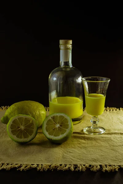 Limoncello Tradycyjny Włoski Likier Cytrynowy Butelką Szkło Świeże Połówki Cytryny — Zdjęcie stockowe