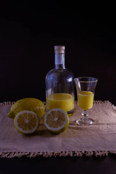 Limoncello Tradycyjny Włoski Likier Cytrynowy Butelką Szkło Świeże Połówki Cytryny — Zdjęcie stockowe