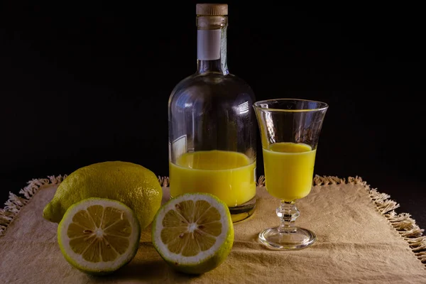 Limoncello Licor Limão Italiano Tradicional Com Garrafa Vidro Metades Limão — Fotografia de Stock