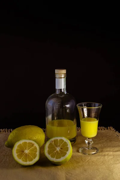 Limoncello Tradycyjny Włoski Likier Cytrynowy Butelką Szkło Świeże Połówki Cytryny — Zdjęcie stockowe