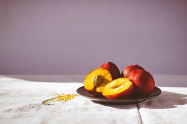 Kırsal masada lezzetli kırmızı şeftaliler.