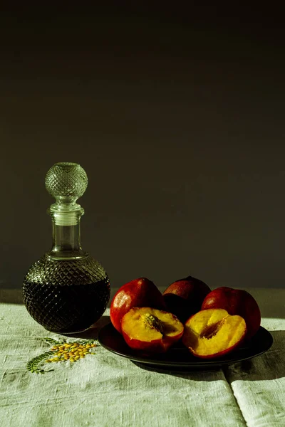 Frische Rote Pfirsiche Mit Glasflasche Brandy — Stockfoto