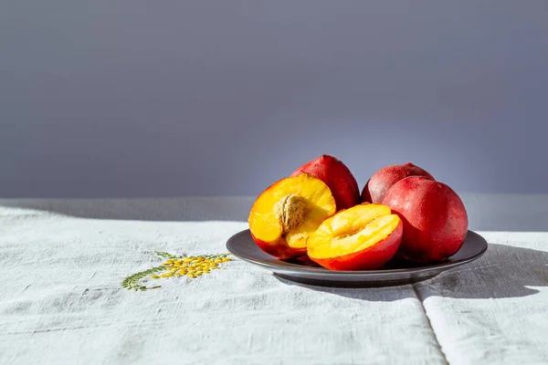 乡村餐桌上鲜红的桃子 — 图库照片