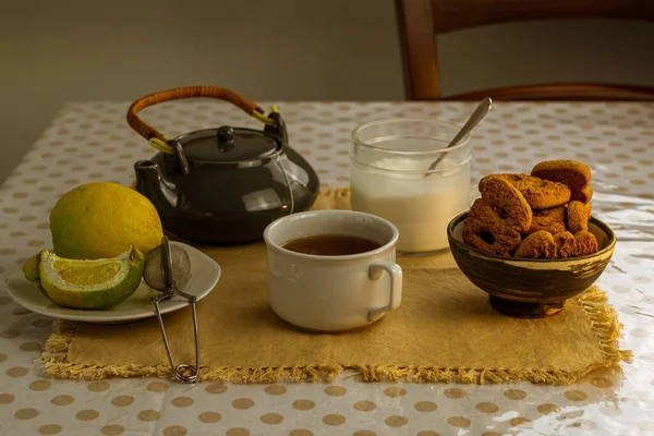 Чашка Чорного Чаю Цукром Лимонами Печивом Фоні Сільського Столу — стокове фото