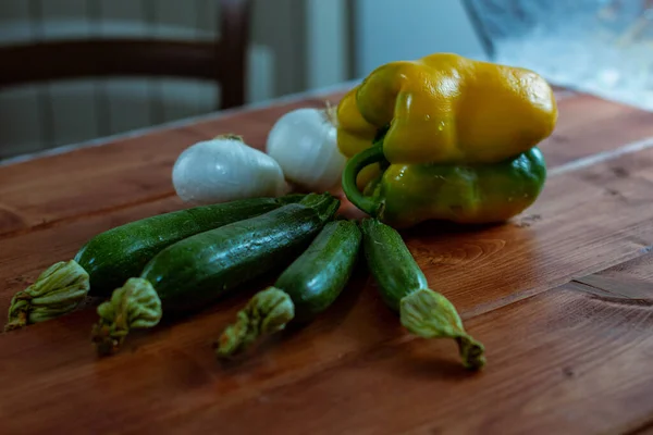 Natura Morta Con Verdure Fresche Dell Orto Tavolo Legno Con — Foto Stock