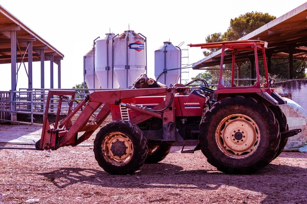 Mezőgazdasági Eszközökkel Felszerelt Traktor Vidéki Létesítményben — Stock Fotó