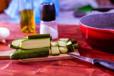 Bahçeden taze sebzelerle, ahşap masada soğan, kabak ve sarı biberle dolu bir hayat..