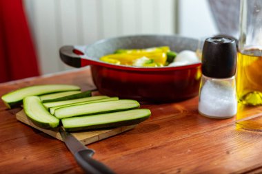 Bahçeden taze sebzelerle, ahşap masada soğan, kabak ve sarı biberle dolu bir hayat..