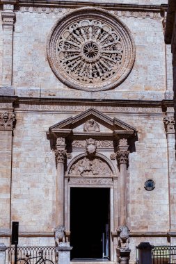 Şehrin merkezindeki eski ahşap kilise. 